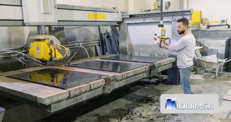 ¿Cuándo es necesaria la limpieza química industrial y qué problemas evita?