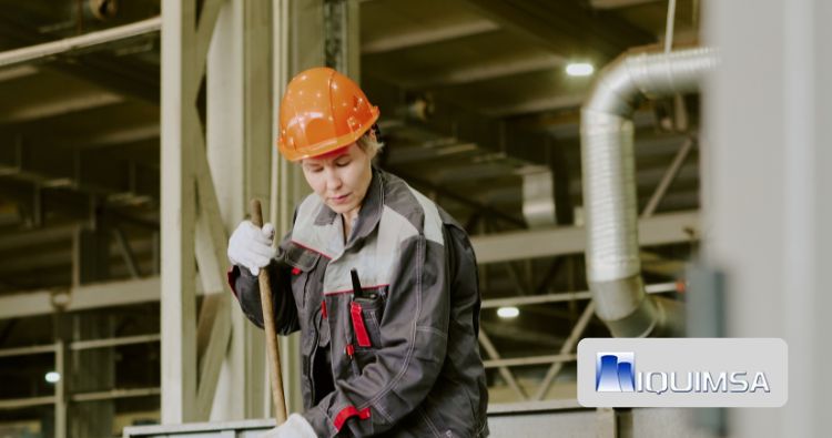 ¿Cómo reducir riesgos laborales con limpieza adecuada? | Seguridad Industrial 
